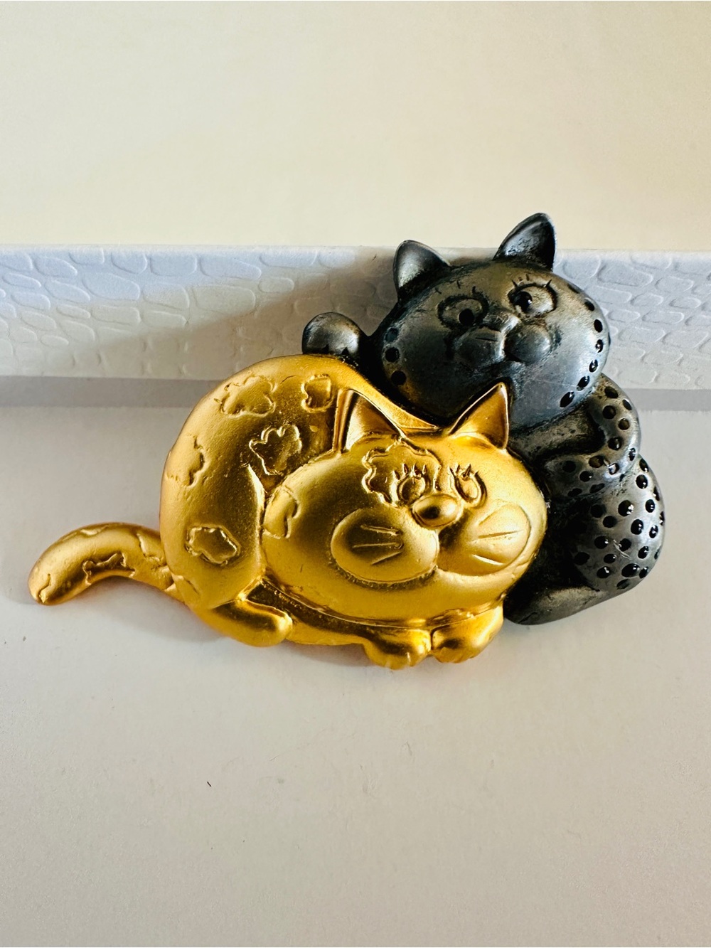 VTG Danecraft Cuddling Cats Two Tone Brooch Pin - Gold/Silver Toned